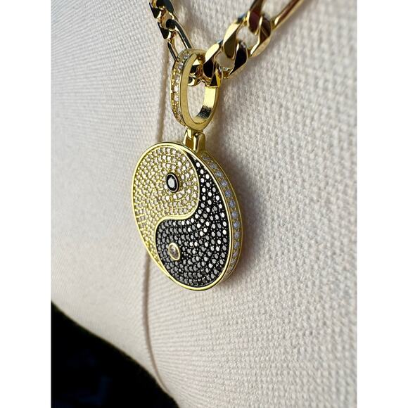 Sparkling Moissanite Ying Yang Pendant & 23.5" Figaro - Picture 5 of 11